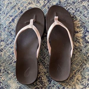 Barely used black and silver OluKai sandals.